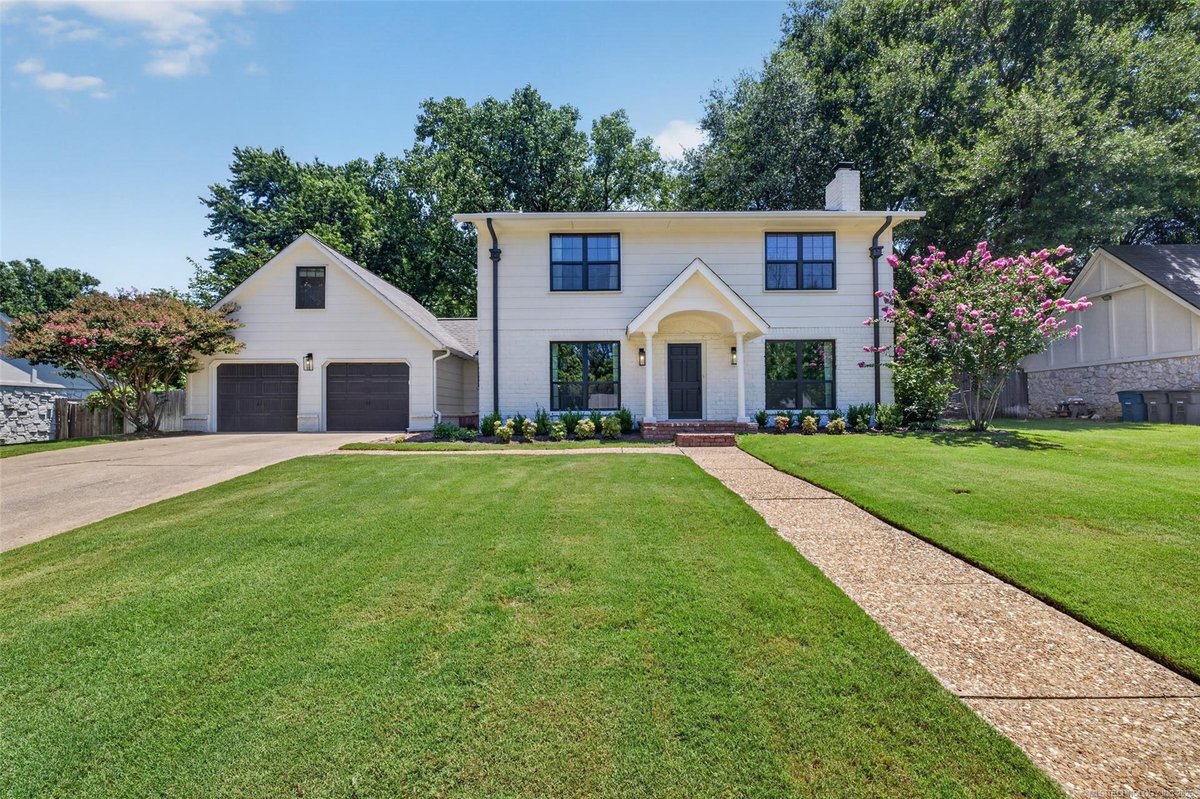 Pending: the same colonial in daylight
